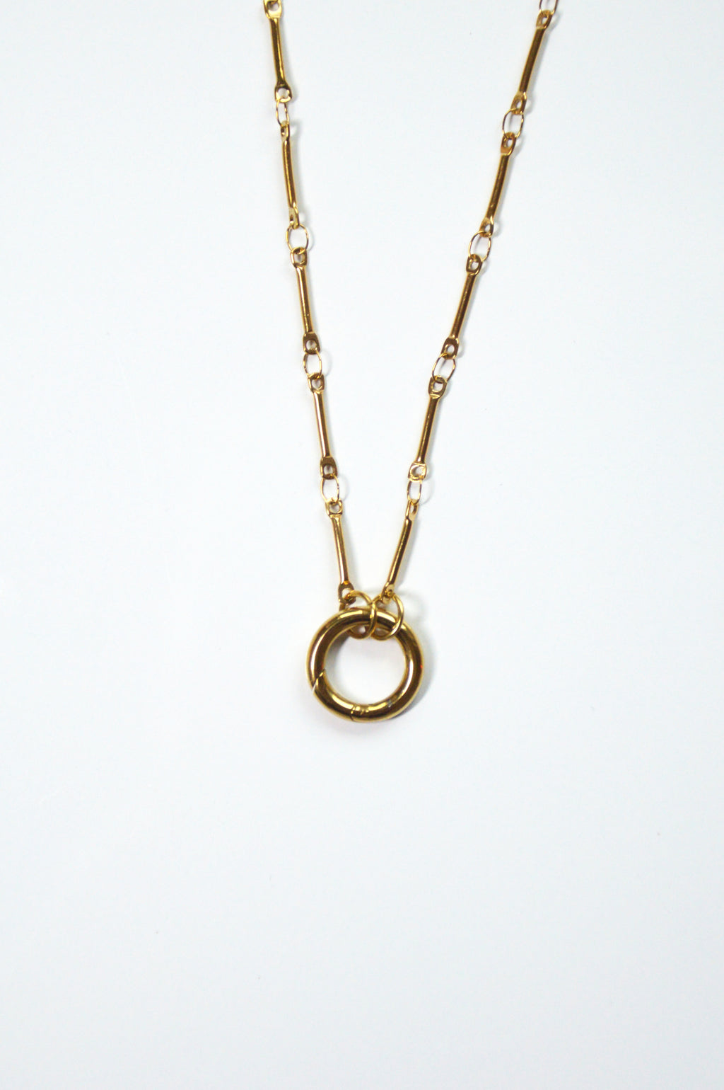 Colar fino com fecho circular