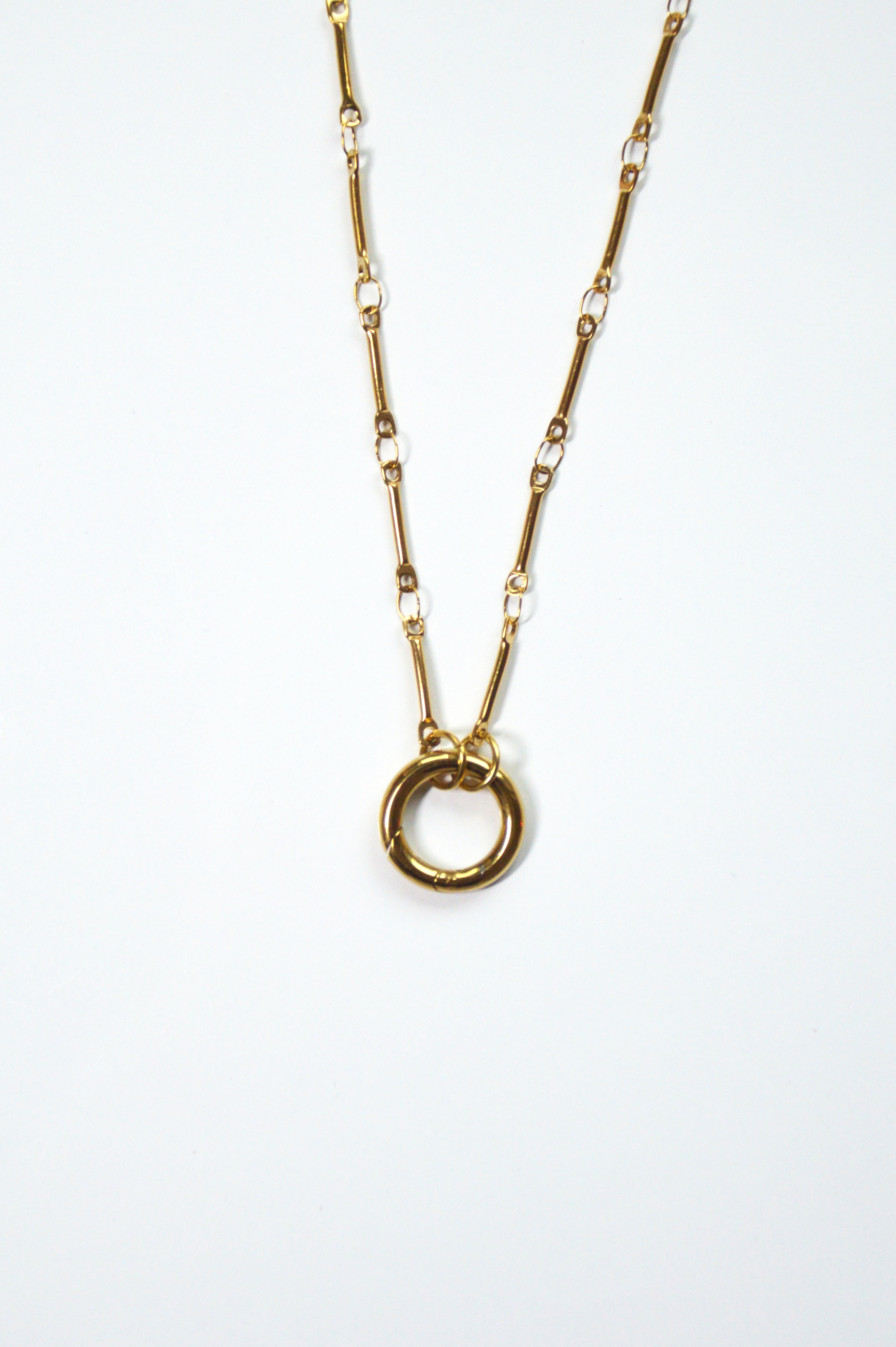 Colar fino com fecho circular